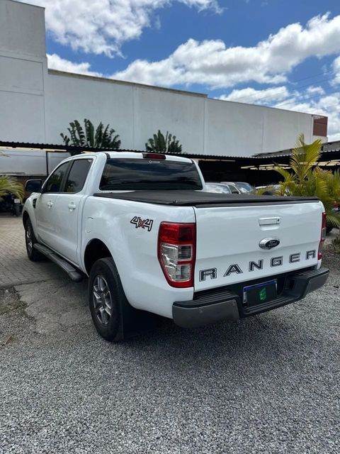Ford Ranger na cor branca, vista traseira em três quartos (foto 3 de 15)
