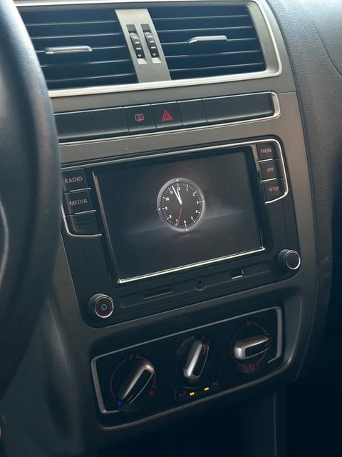 Volkswagen Fox, central multimídia e comandos do painel
