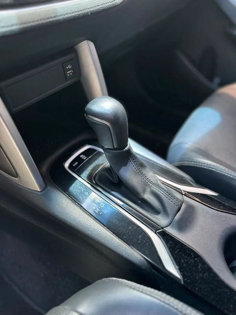 Toyota Corolla Cross, console central e alavanca de câmbio