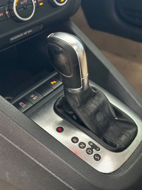 Volkswagen Jetta, console central e alavanca de câmbio