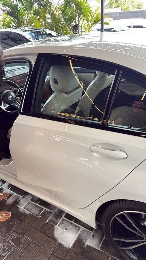 Volkswagen Jetta na cor branca, vista lateral