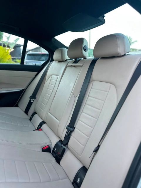 BMW 320i, bancos traseiros (foto 9 de 20)