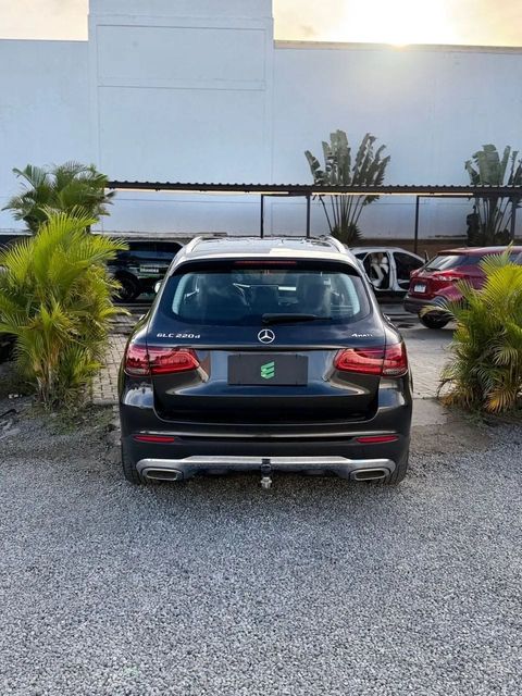 Mercedes-Benz GLC 220d na cor cinza, vista de trás