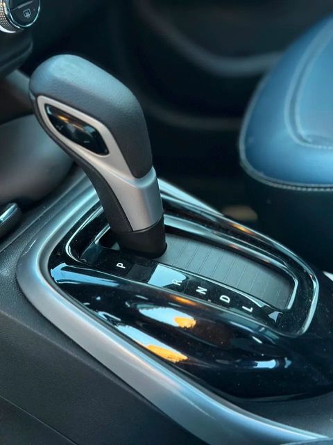 Chevrolet Tracker, console central e alavanca de câmbio