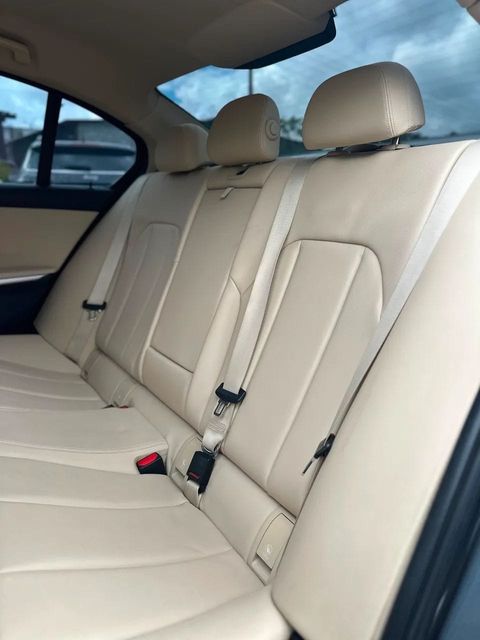 BMW 320i, bancos traseiros