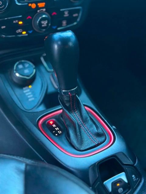Jeep Compass, console central e alavanca de câmbio