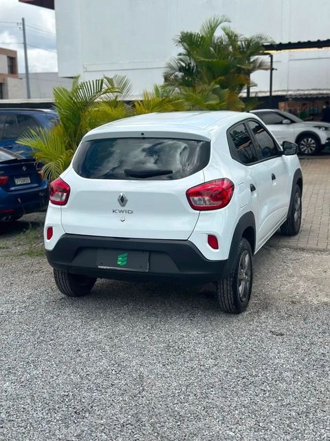 Renault Kwid na cor branca, vista traseira em três quartos (foto 4 de 12)