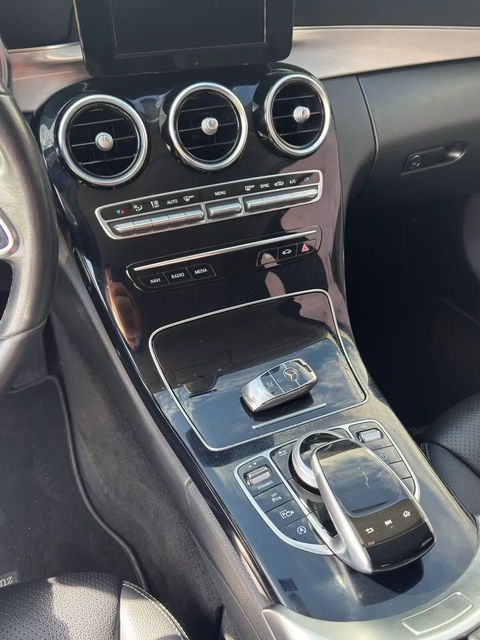 Mercedes-Benz C 180, console central e alavanca de câmbio (foto 10 de 17)