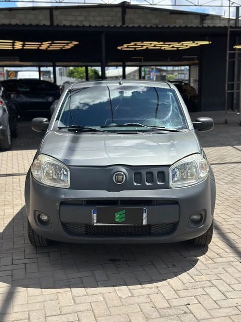 Fiat Uno na cor cinza, vista de frente