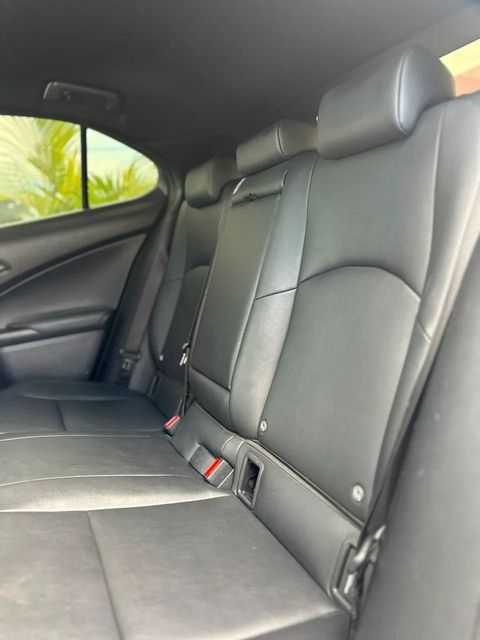 Lexus UX 250h, bancos traseiros