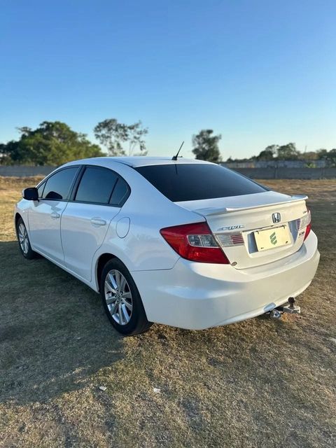 Honda Civic na cor branca, vista dianteira em três quartos (foto 3 de 15)