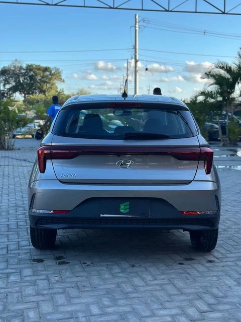 Hyundai HB20 na cor prata, vista de trás