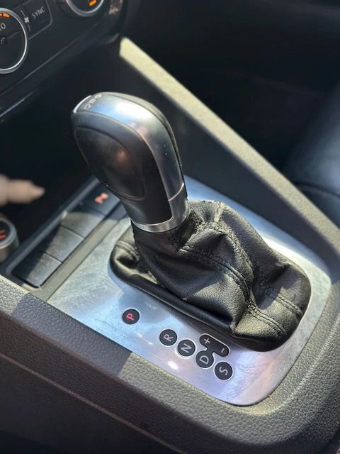 Volkswagen Jetta, console central e alavanca de câmbio