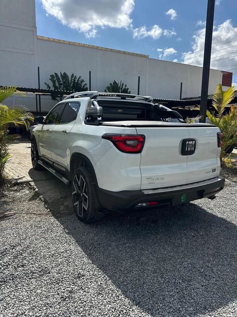 Fiat Toro na cor branca, vista traseira em três quartos (foto 3 de 13)