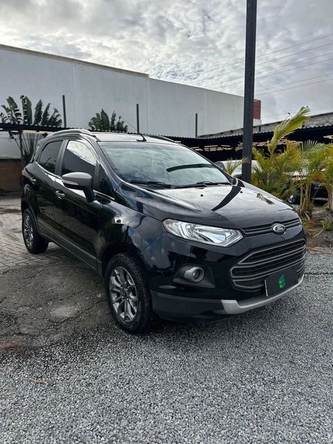 Ford EcoSport na cor preta, vista dianteira em três quartos (foto 3 de 16)