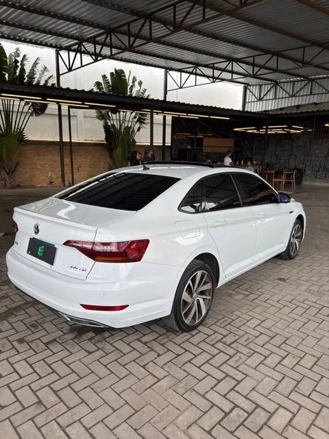 Volkswagen Jetta na cor branca, vista traseira em três quartos (foto 6 de 13)
