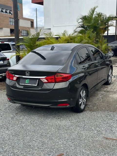 Honda City na cor cinza-escuro, vista traseira em três quartos (foto 4 de 14)