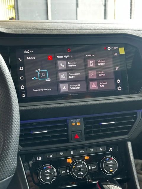 Volkswagen Jetta, central multimídia e comandos do painel