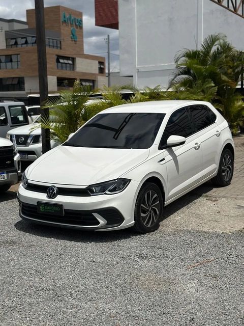 Volkswagen Polo na cor branca, vista dianteira em três quartos (foto 4 de 15)