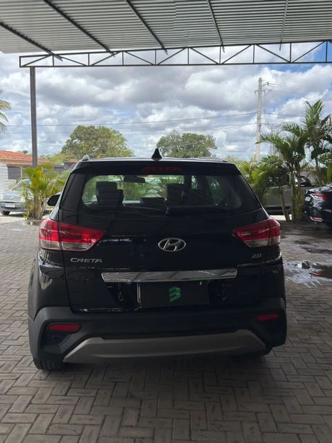 Hyundai Creta na cor preta, vista de trás