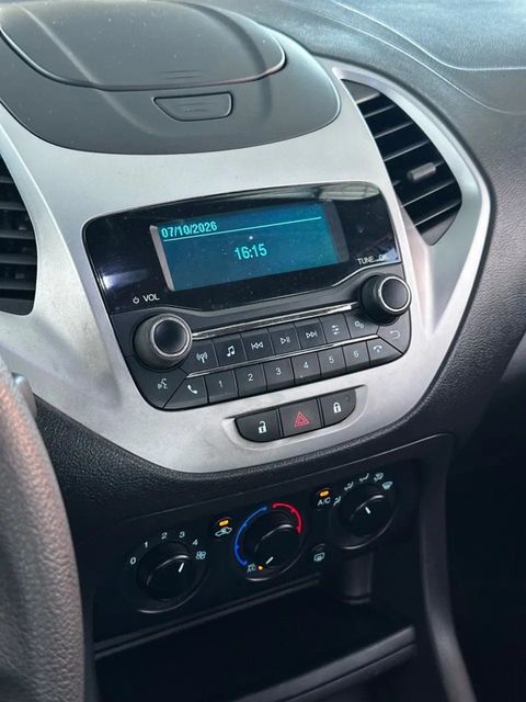 Ford Ka, central multimídia e comandos do painel