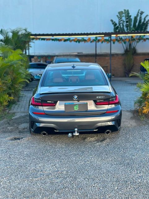 BMW 320i na cor cinza, vista de trás (foto 6 de 12)