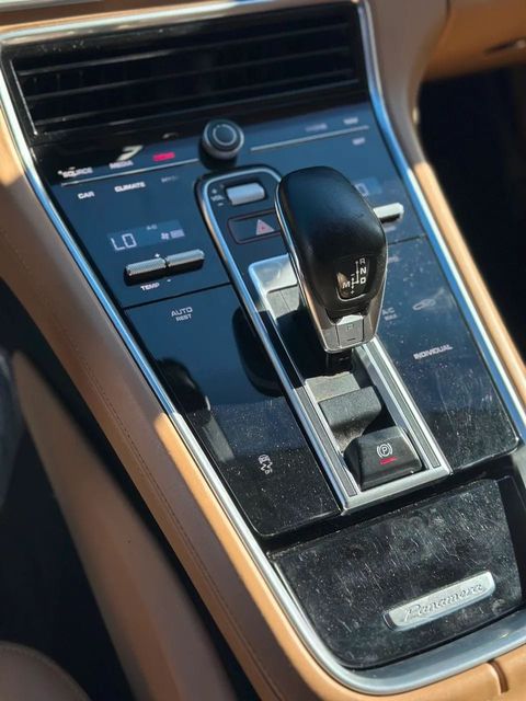 Porsche Panamera, console central e alavanca de câmbio