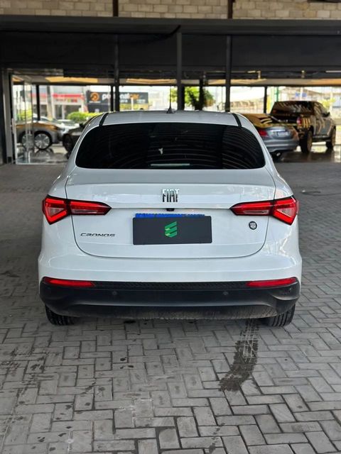 Fiat Cronos na cor branca, vista de trás