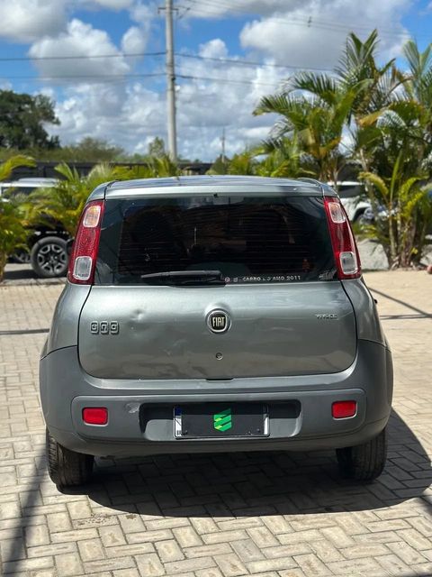 Fiat Uno na cor cinza, vista de trás