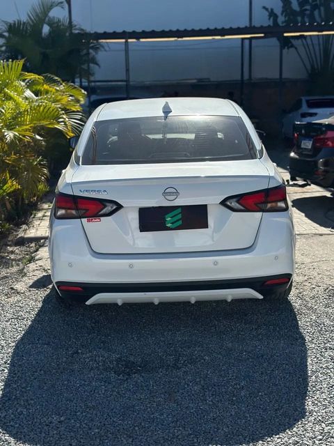 Nissan Versa na cor branca, vista de trás