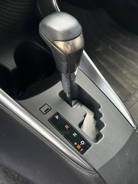 Toyota Yaris, console central e alavanca de câmbio