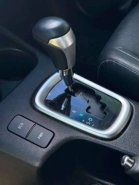 Toyota Hilux, console central e alavanca de câmbio