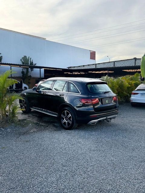 Mercedes-Benz GLC 220d na cor cinza, vista traseira em três quartos (foto 4 de 13)