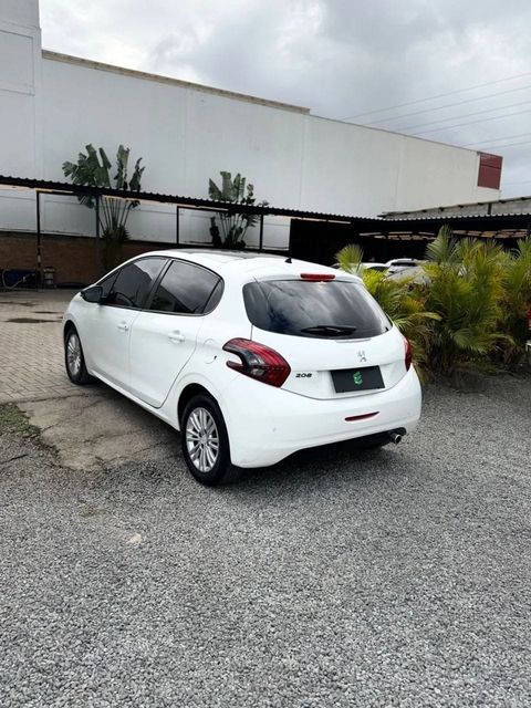 Peugeot 208 na cor branca, vista traseira em três quartos (foto 4 de 12)