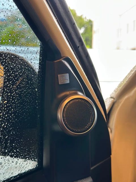 Toyota Hilux SW4, alto-falante do sistema de som