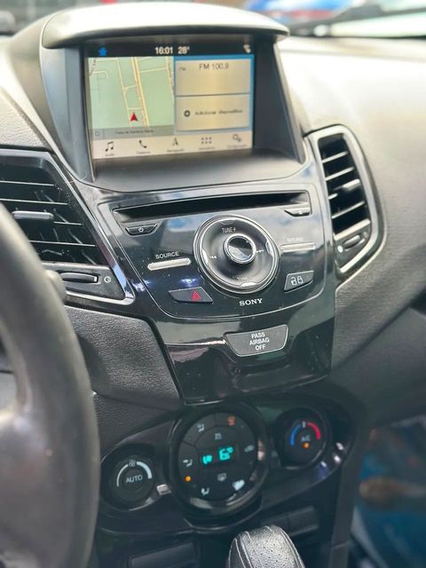 Ford Fiesta Sedan, central multimídia e comandos do painel