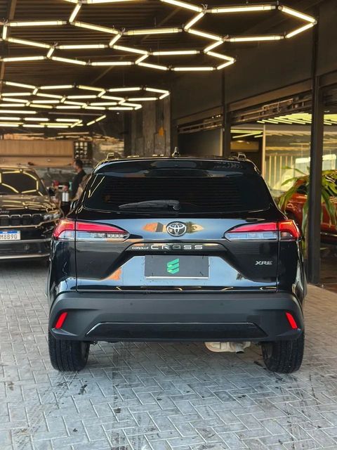 Toyota Corolla Cross na cor preta, vista de trás