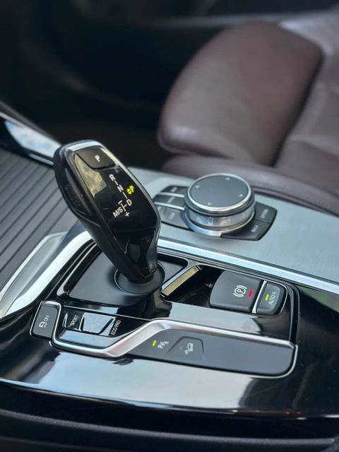 BMW X3, console central e alavanca de câmbio