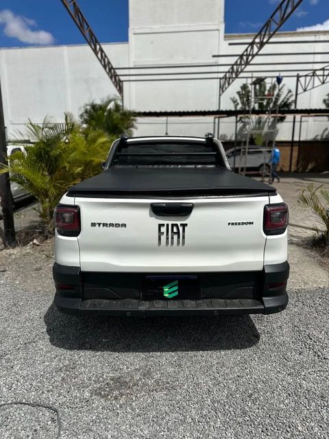 Fiat Strada na cor branca, vista de trás
