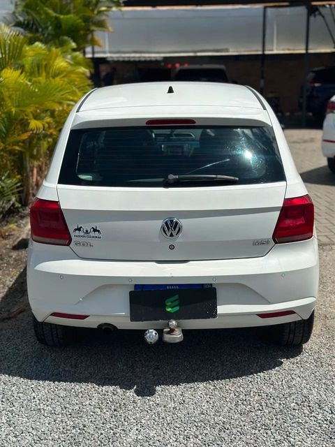 Volkswagen Gol na cor branca, vista de trás