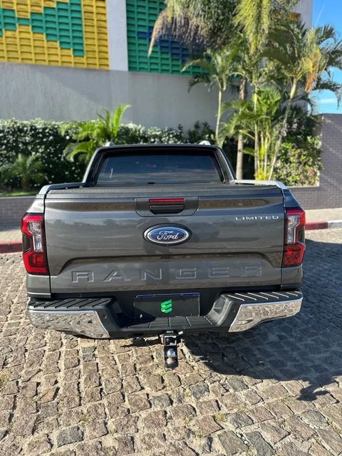 Ford Ranger na cor cinza, vista de trás