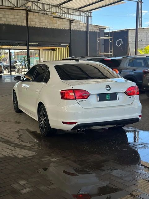 Volkswagen Jetta na cor branca, vista traseira em três quartos (foto 4 de 11)