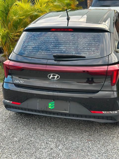 Hyundai HB20 na cor preta, vista de trás