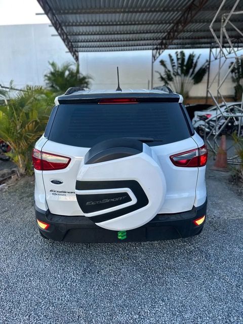 Ford EcoSport na cor branca, vista de trás