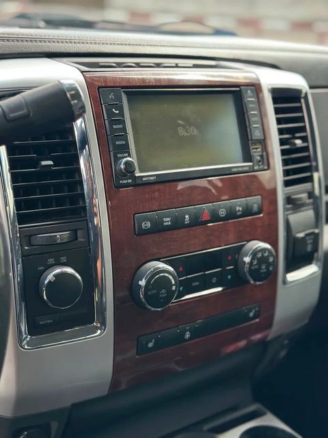 Dodge Ram 2500, central multimídia e comandos do painel