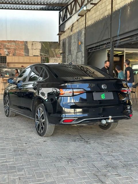 Volkswagen Virtus na cor preta, vista traseira em três quartos (foto 5 de 15)
