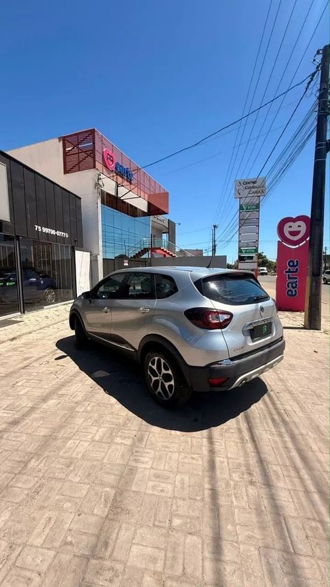 Renault Captur na cor prata, vista traseira em três quartos (foto 7 de 19)