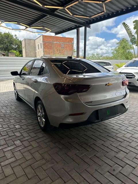 Chevrolet Onix Plus na cor prata, vista traseira em três quartos (foto 4 de 14)