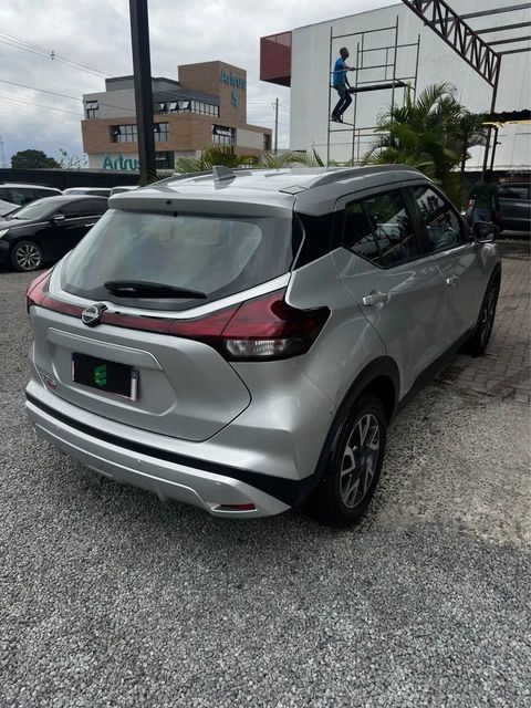 Nissan Kicks na cor prata, vista traseira em três quartos (foto 4 de 12)