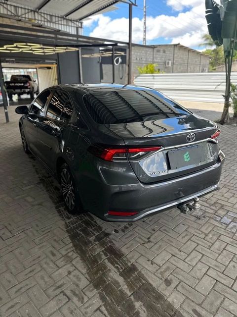Toyota Corolla na cor cinza, vista traseira em três quartos (foto 4 de 14)